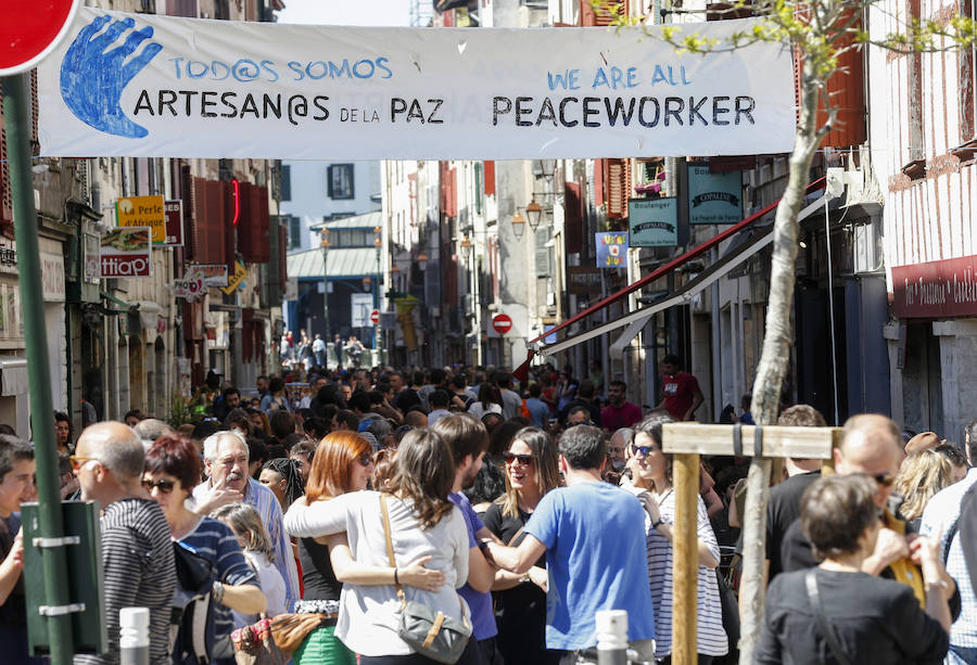 Miles de personas celebran en Bayona la entrega de armas de ETA