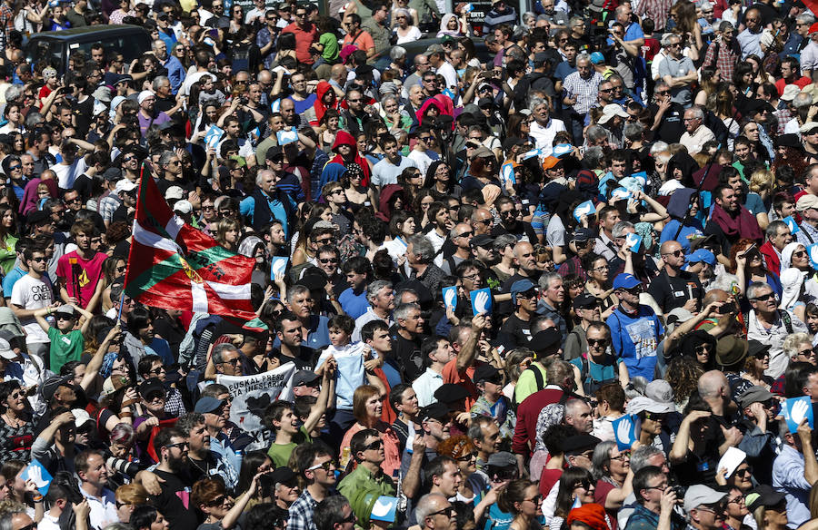 Miles de personas celebran en Bayona la entrega de armas de ETA