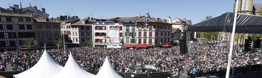 Miles de personas celebran en Bayona la entrega de armas de ETA