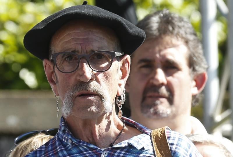 Miles de personas celebran en Bayona la entrega de armas de ETA