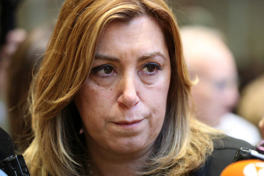 La presidenta de la Junta de Andalucía, Susana Díaz, muy emocionada, realiza declaraciones a los periodistas en la sede del PSOE