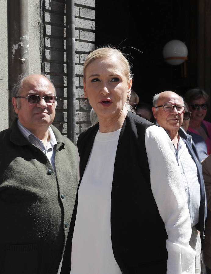 La presidenta de la Comunidad de Madrid, Cristina Cifuentes, a su llegada a la sede del PSOE, en Madrid.