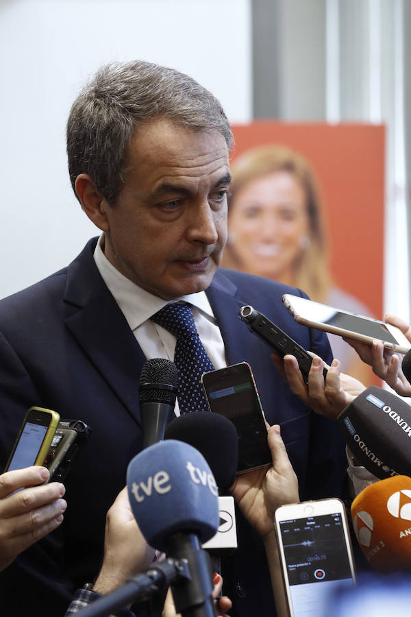 El expresidente del Gobierno José Luís Rodriguez Zapatero, contesta a las preguntas de los informadores a su llegada a la sede del PSOE.