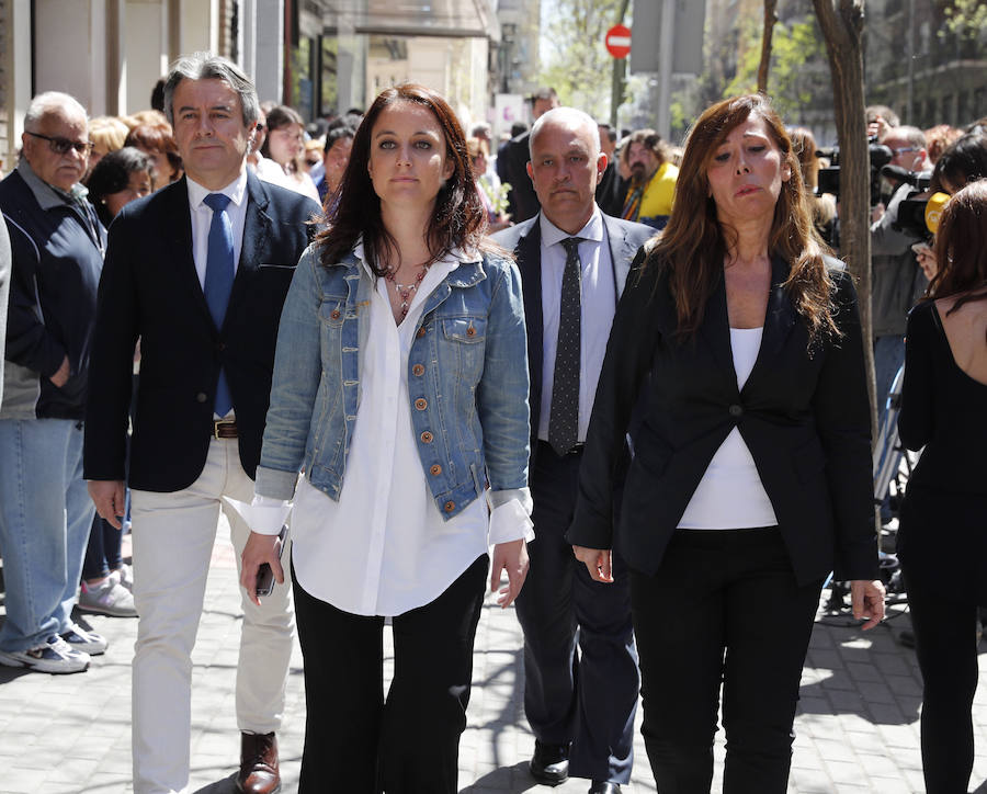 Las dirigentes del Partido Popular Alicia Sánchez Camacho,d., y Andrea Levy,c., a su llegada a la sede del PSOE, en Madrid.