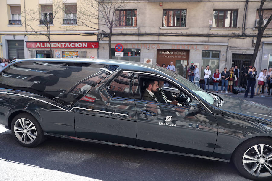 El coche fúnebre que traslada el féretro con los restos mortales de la exministra socialista de Defensa, Carme Chacón, a su llegada a la sede del PSOE, en Madrid.