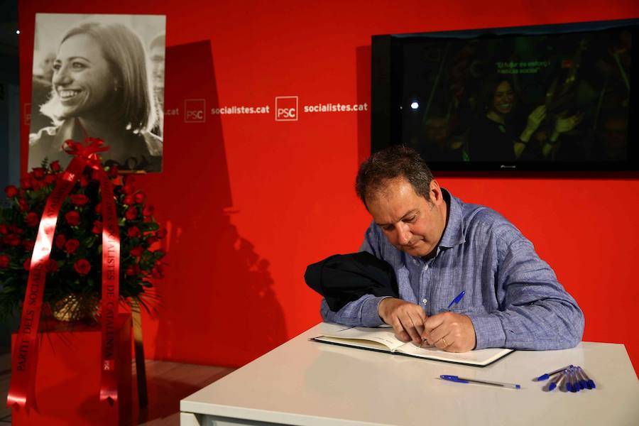 El exalcalde de Barcelona Jordi Hereu firma hoy, en la sede del PSC en Barcelona, en el libro de condolencias en memoria de la exministra socialista.