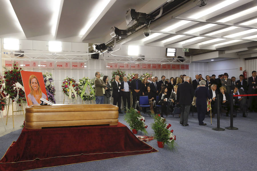 La capilla ardiente instalada en la sede del PSOE para despedir hoy a Carme Chacón, exministra socialista de Defensa y exvicepresidenta primera del Congreso, que falleció ayer en Madrid a los 46 años.