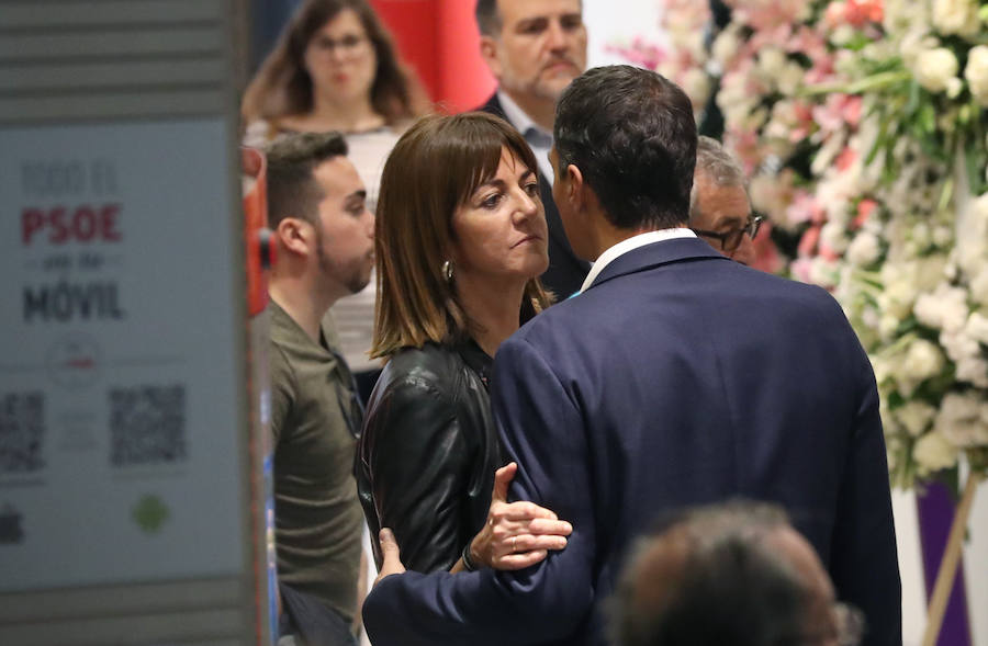 El exlíder socialista Pedro Sánchez, saluda a la secretaria general del PSE-EE, Idoia Mendia, hoy en la sede del PSOE, en Madrid.