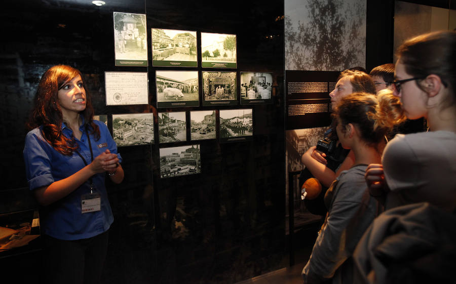 Numerosos turistas en el Museo de la Paz de Gernika