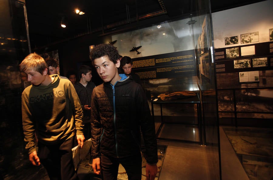 Numerosos turistas en el Museo de la Paz de Gernika