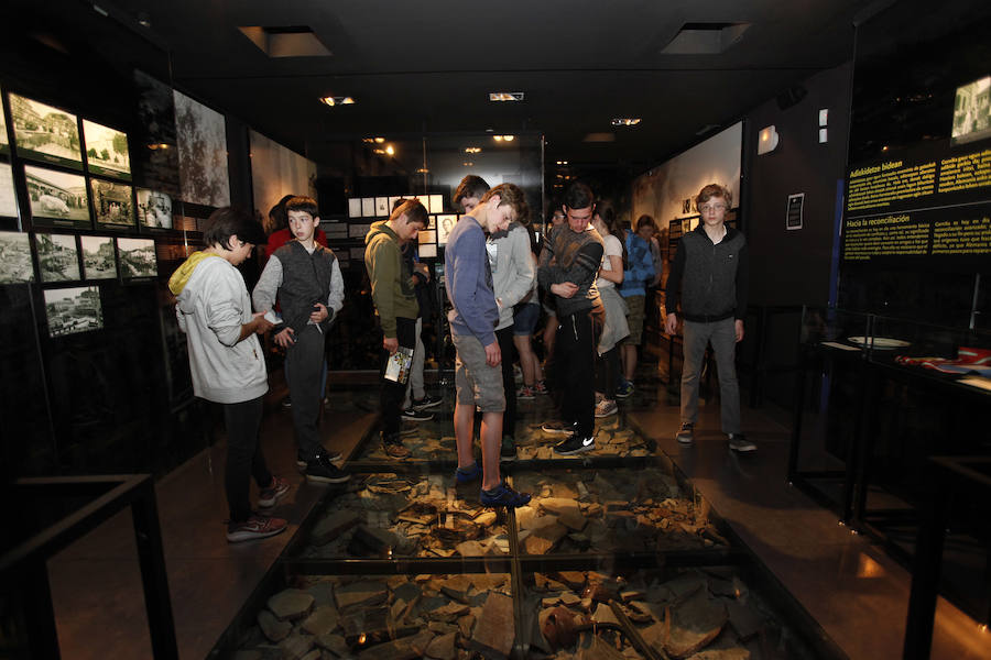 Numerosos turistas en el Museo de la Paz de Gernika