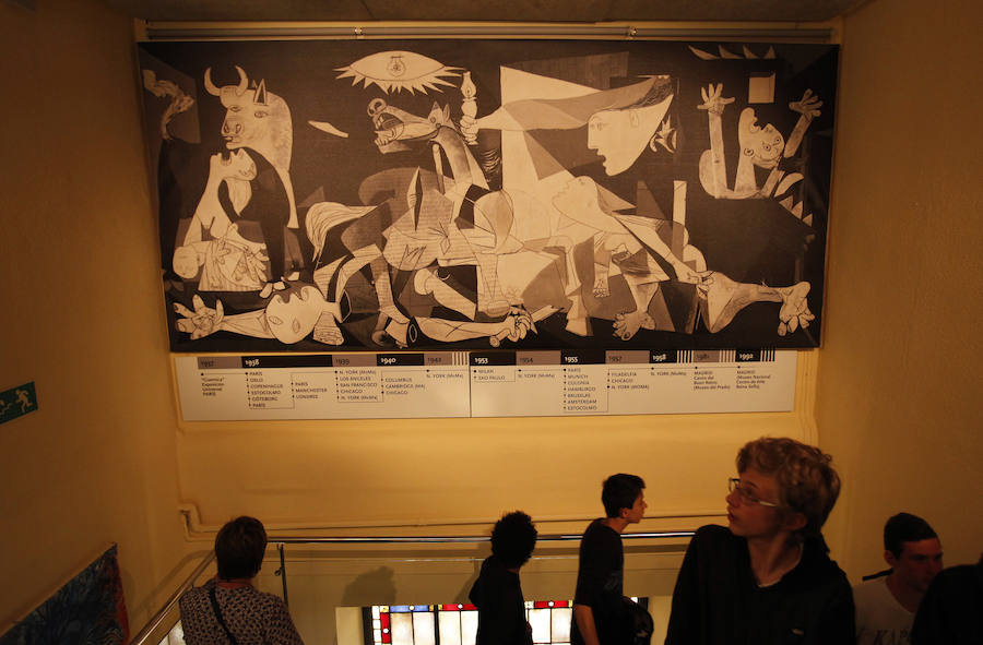 Numerosos turistas en el Museo de la Paz de Gernika