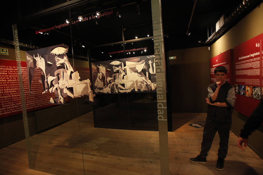 Numerosos turistas en el Museo de la Paz de Gernika