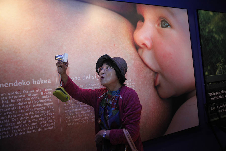 Numerosos turistas en el Museo de la Paz de Gernika