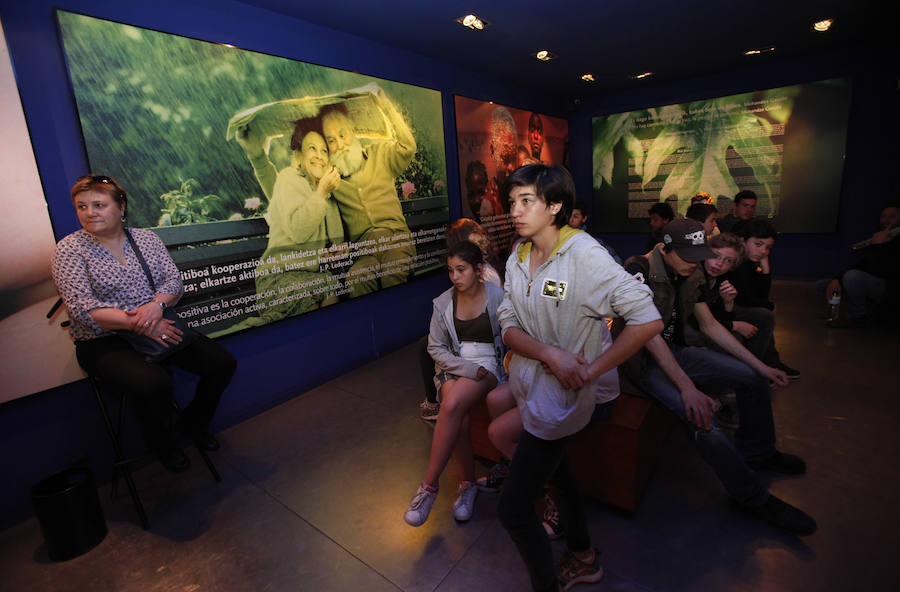 Numerosos turistas en el Museo de la Paz de Gernika