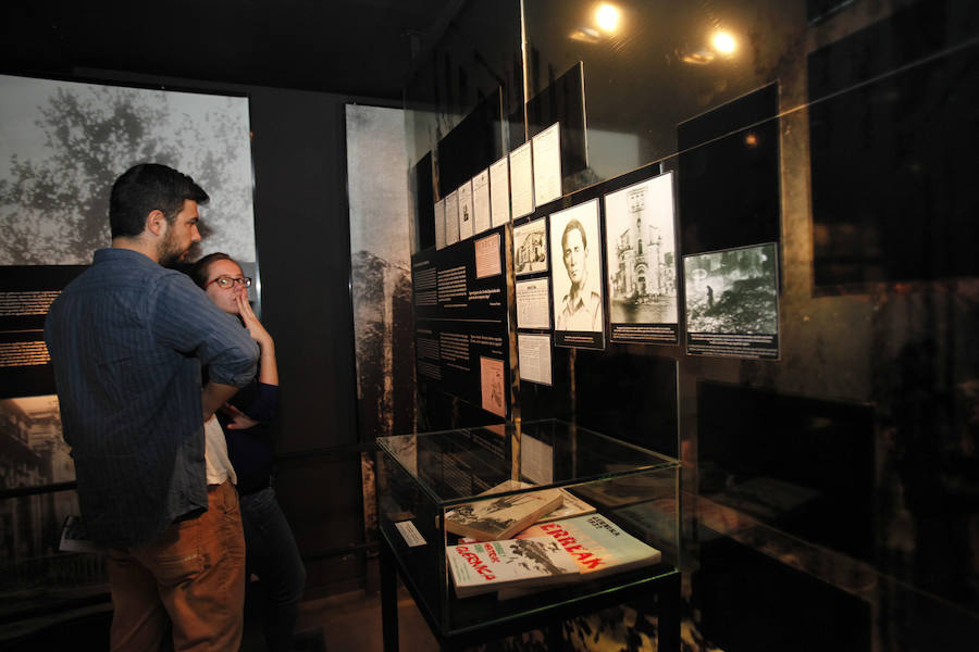 Numerosos turistas en el Museo de la Paz de Gernika