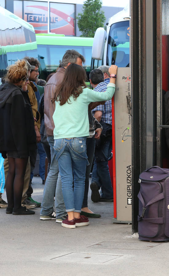 Los viajeros que llegan y se marchan en autobús