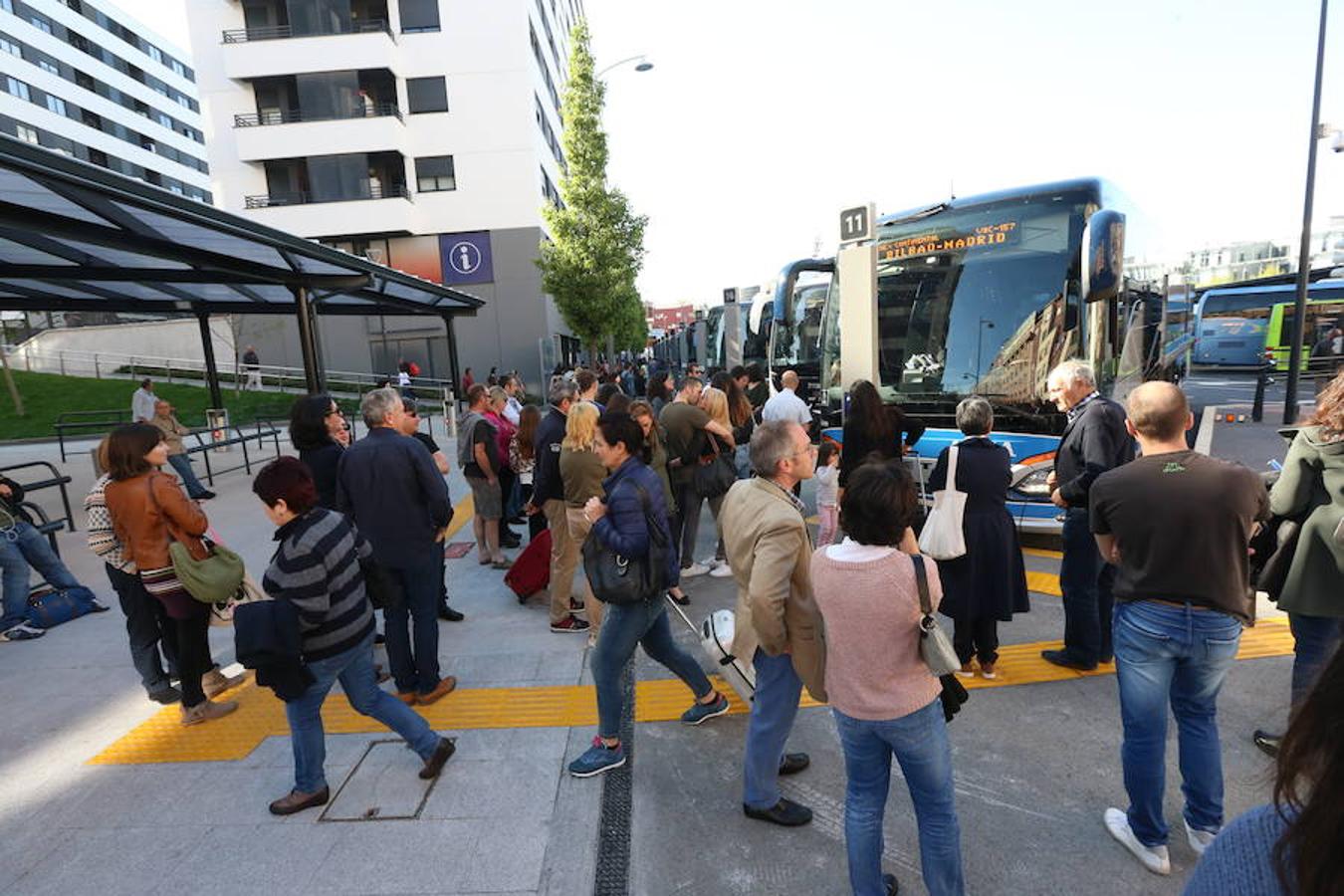 Los viajeros que llegan y se marchan en autobús