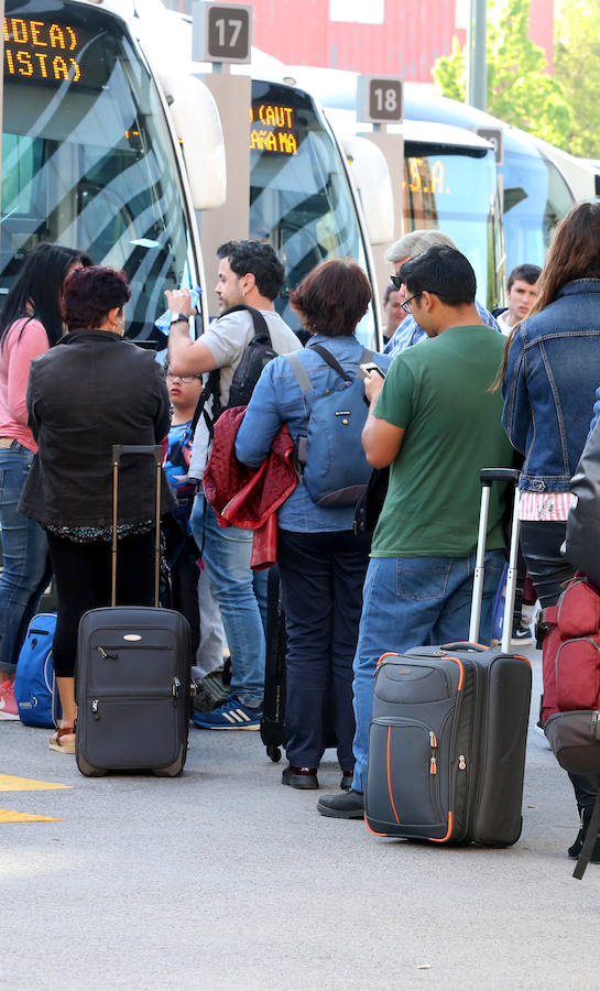 Los viajeros que llegan y se marchan en autobús
