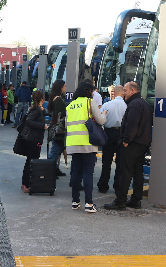 Los viajeros que llegan y se marchan en autobús