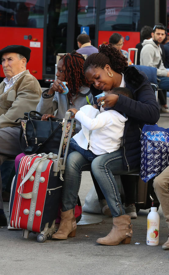Los viajeros que llegan y se marchan en autobús