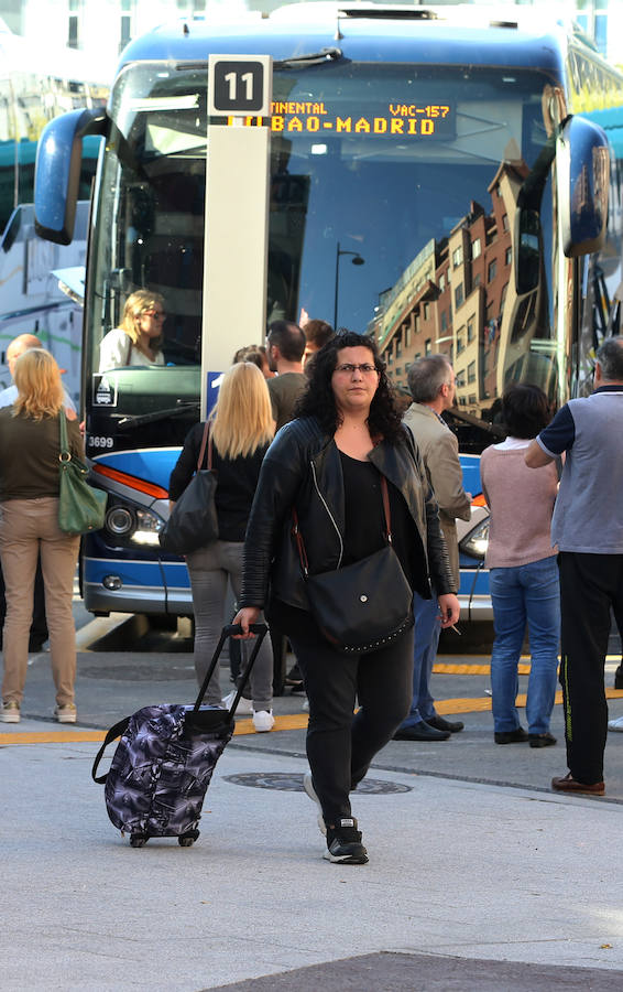 Los viajeros que llegan y se marchan en autobús