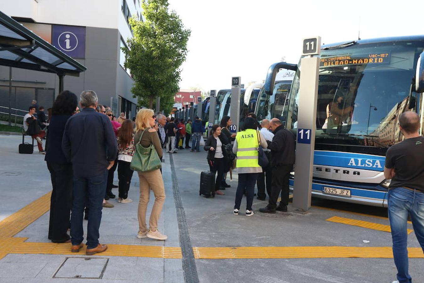 Los viajeros que llegan y se marchan en autobús