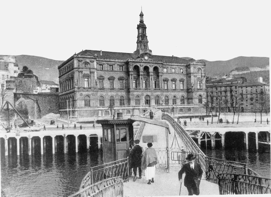 Pocos años después de onstruido el nuevo Ayuntamiento se habilita la pasarela de San Agustín.