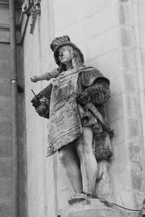 Escultura de un macero, símbolo del poder de las autoridades municipales.