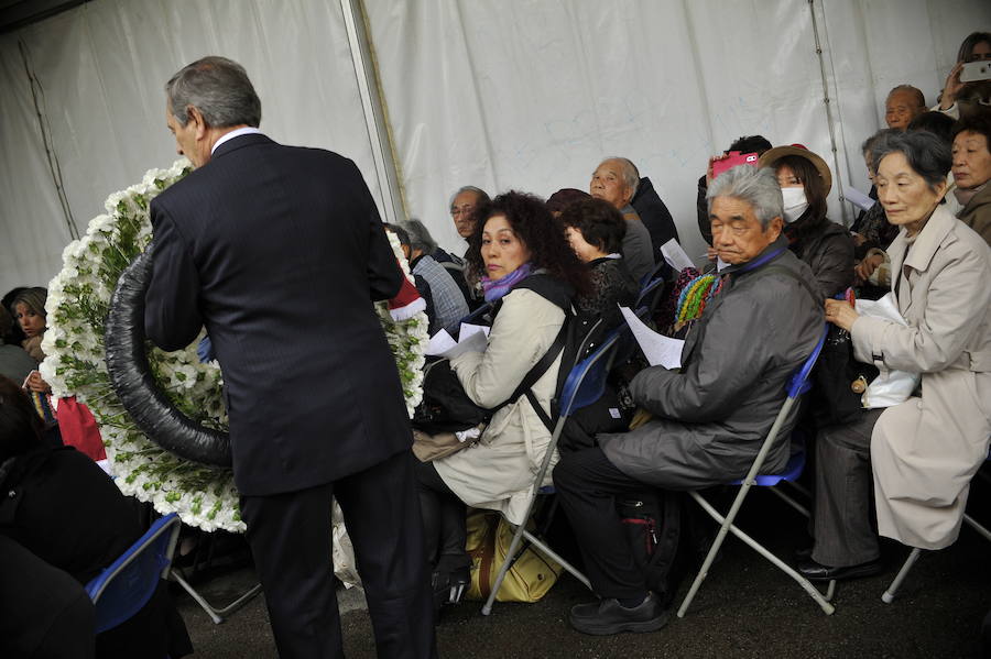 El alcalde de Gernika José Mari Gorroño, con una corona de flores durante el acto.