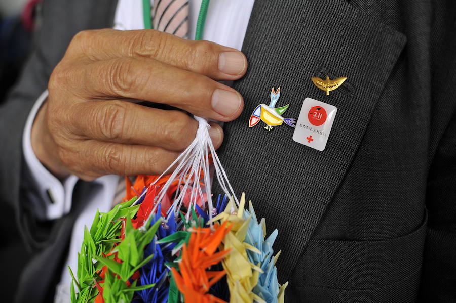 Un ciudadano japonés, con palomas de la paz de papel en homenaje a las víctimas de Gernika.