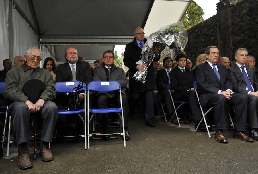 Autoridades y familiares de las víctimas estuvieron presentes en la ofrenda floral.