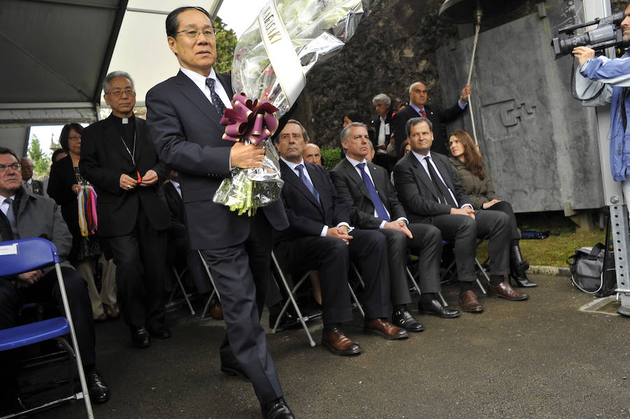 Un representante de Nagasaki entrega un ramo de flores a las víctimas de Gernika.