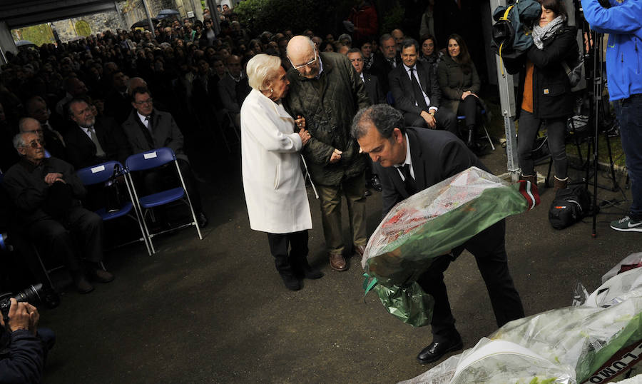 La ofrenda floral reunió a los familiares de las víctimas del bombardeo.