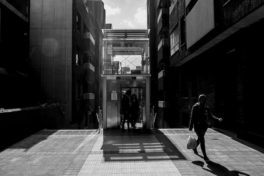 El ascensor en la Calle Ramón y Cajal ayuda a los viandantes a luchar contra las cuestas en Deusto.