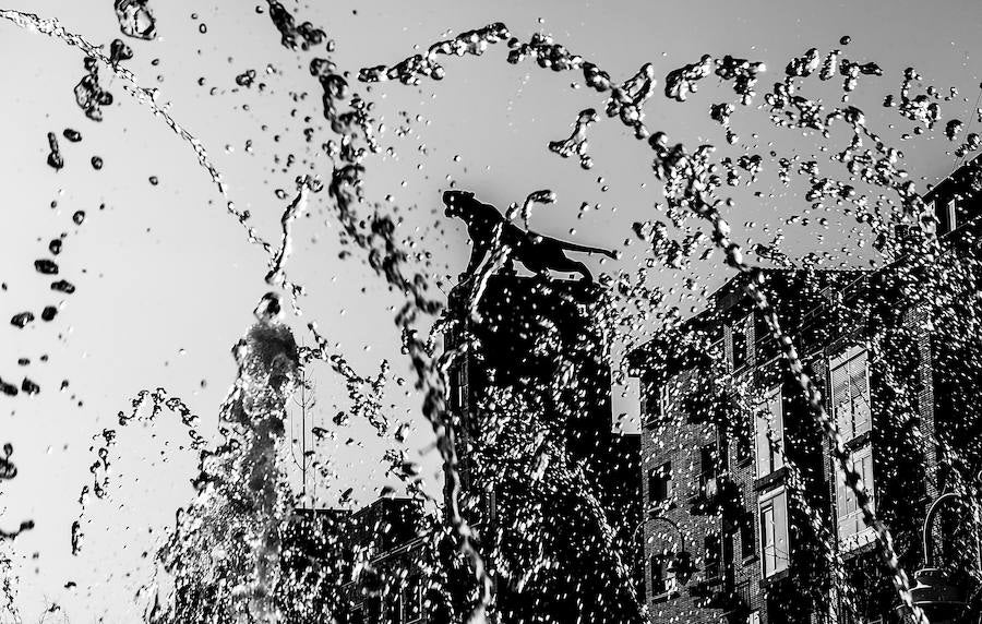 El agua 'salpica el edificio 'El Tigre'.