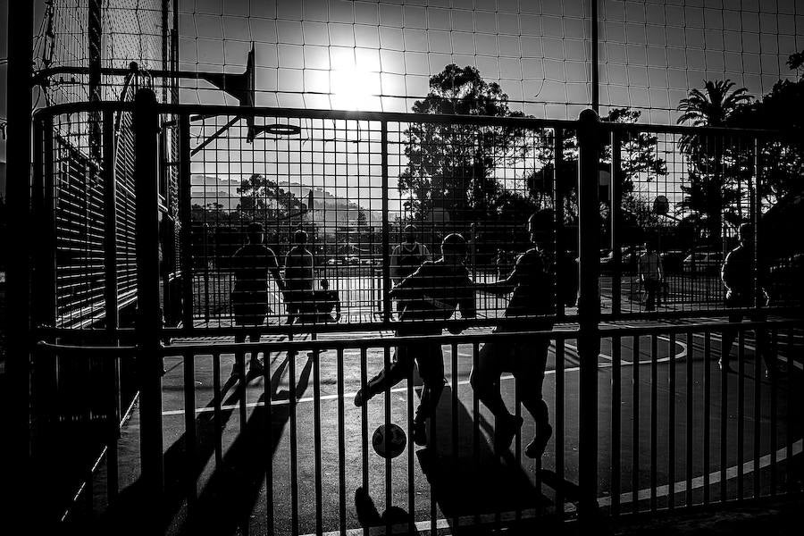 Los más jóvenes se divierten jugando al fútbol en una cancha en camino Etxezuri.
