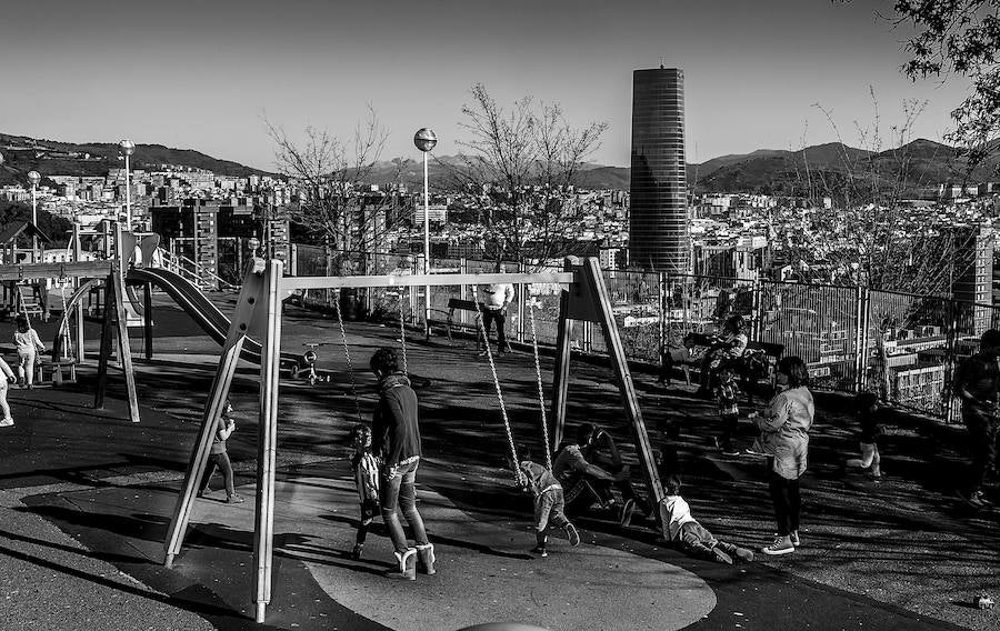 Decenas de niños juegan en el parque infantil junto a la calle Camino de Arana, en Arangoiti.