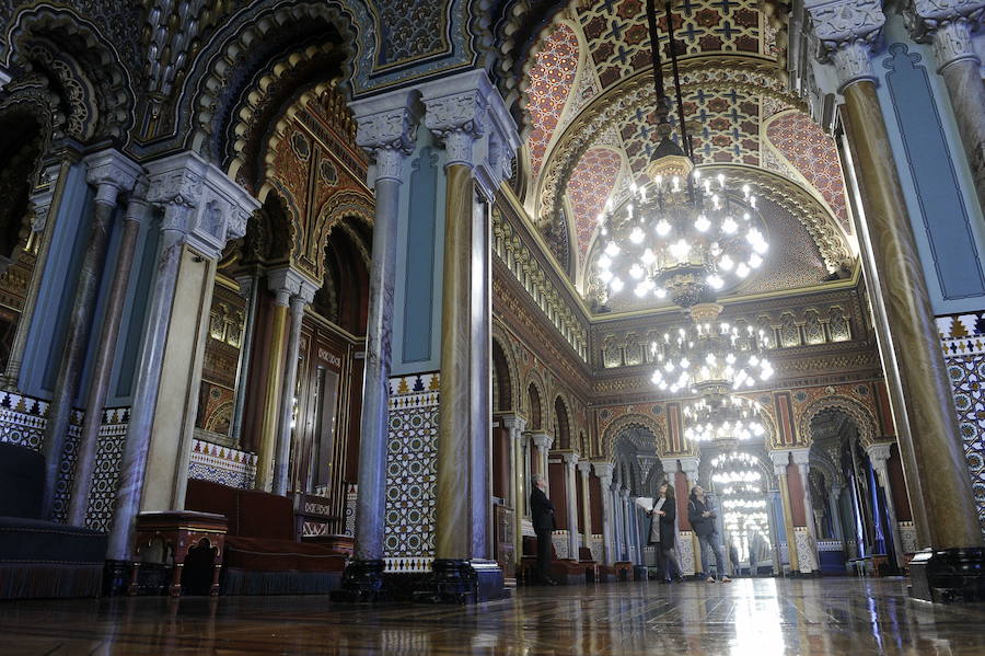 Las luces iluminan el salón árabe, uno de los espacios más conocidos del edificio.