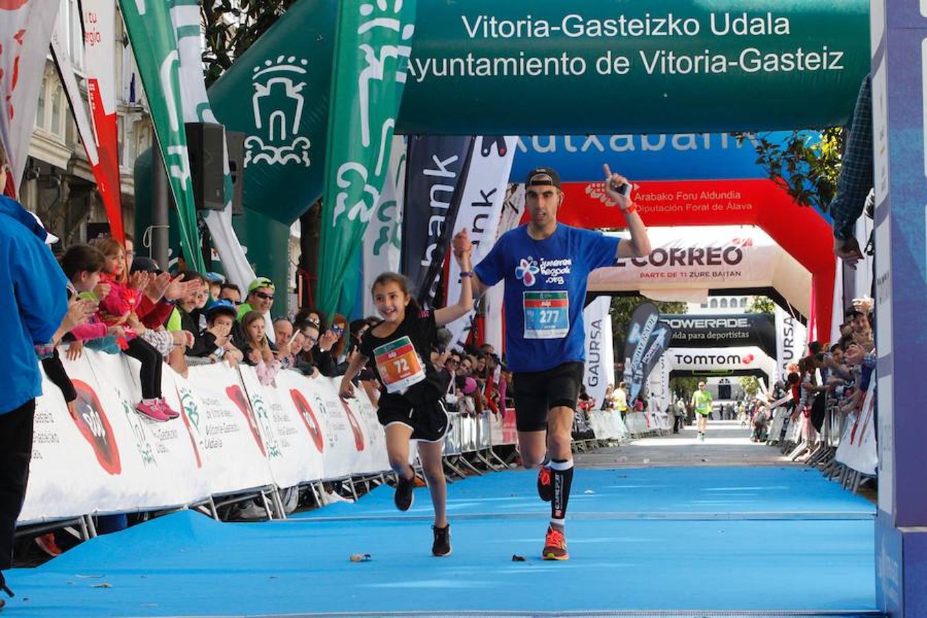 La alegría y el cansancio desbordan a los atletas al cruzar la línea de meta