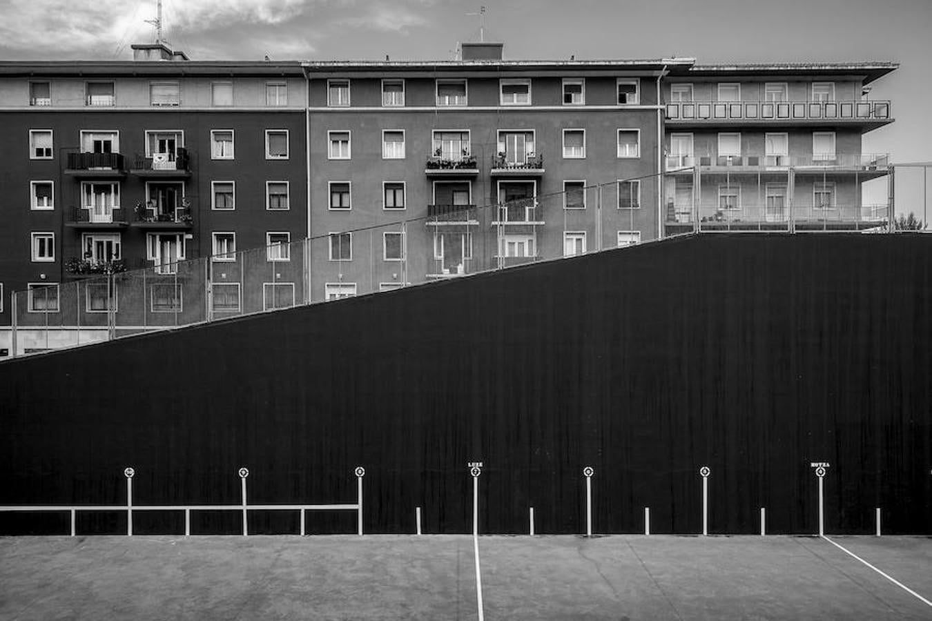 Frontón de la plaza Levante.