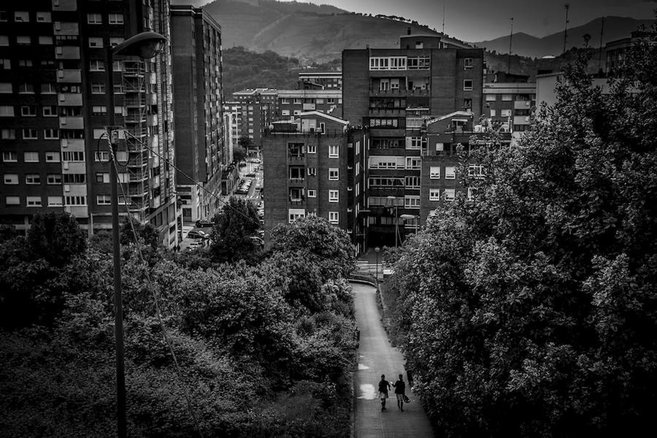 Dos niñas caminan por la estrada More.