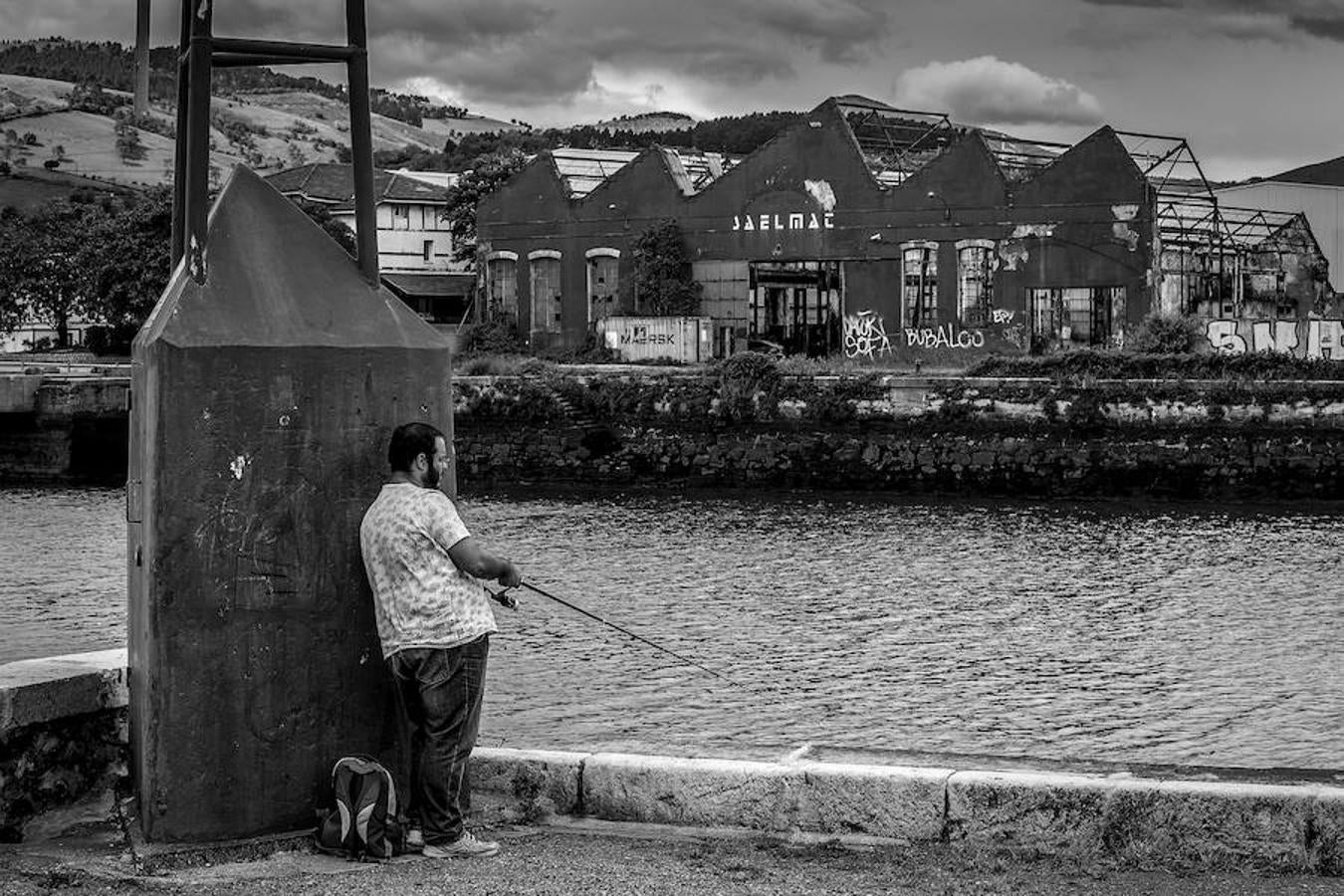 Pescando en la Ribera de Elorrieta.
