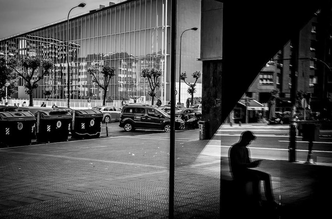 Al fondo, el Conservatorio de Música San Crisóstomo de Arriaga.