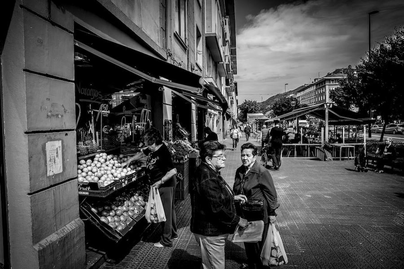 Mujeres de compras en la misma avenida.