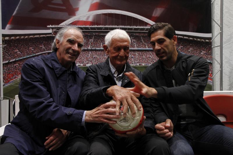 José Ángel Iribar, Carmelo Cedrún e Iraizoz posan con un balón en la presentación del homenaje.