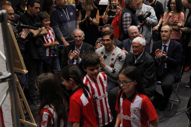 José Ángel Iribar,.Iraizoz y Carmelo Cedrún aplauden a los pequeños aficionados rojiblancos.