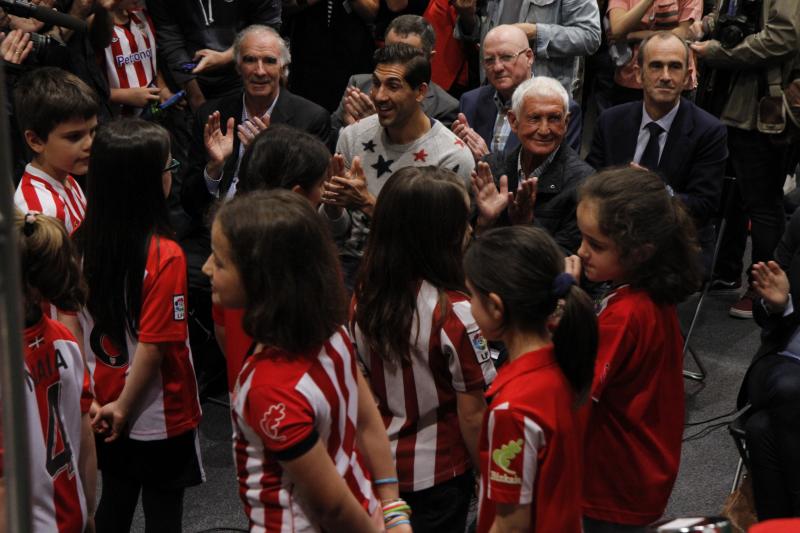 José Ángel Iribar,.Iraizoz y Carmelo Cedrún aplauden a los pequeños aficionados rojiblancos.