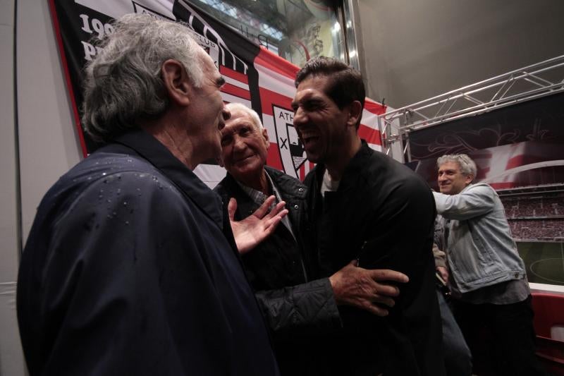 José Ángel Iribar, Carmelo Cedrún, y Gorka Iraizoz ríen durante el homenaje.