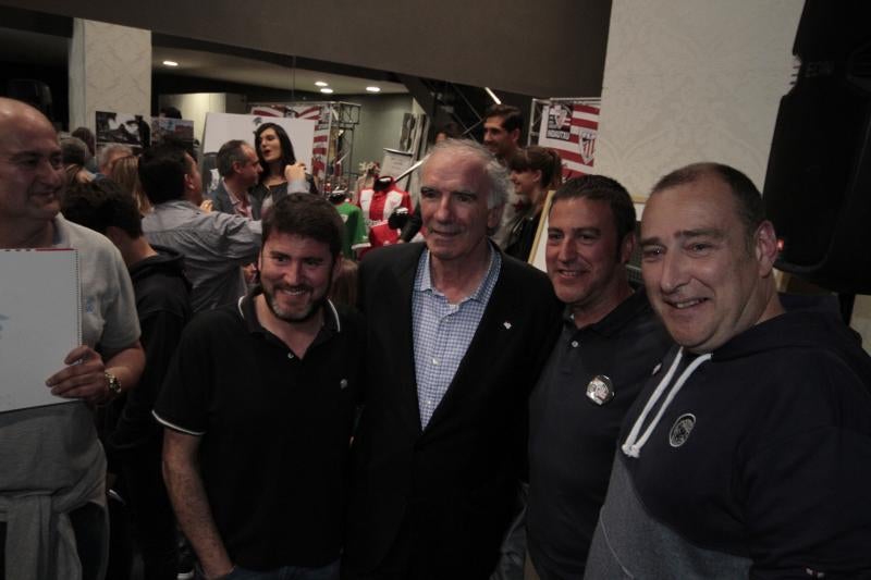 Iribar posa junto a algunos aficionados del Athletic.